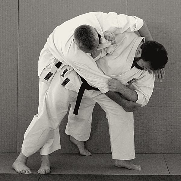 Proiectare de Ju-Jitsu (tai-otoshi) demonstrată în dojo
